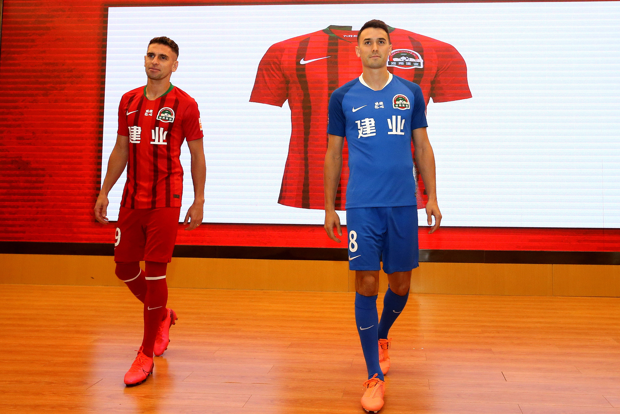 亚博体育-里程碑夜！马赛再遭质疑，中超关键时刻刷纪录，球迷炸锅，控场能力受关注-亚博体育